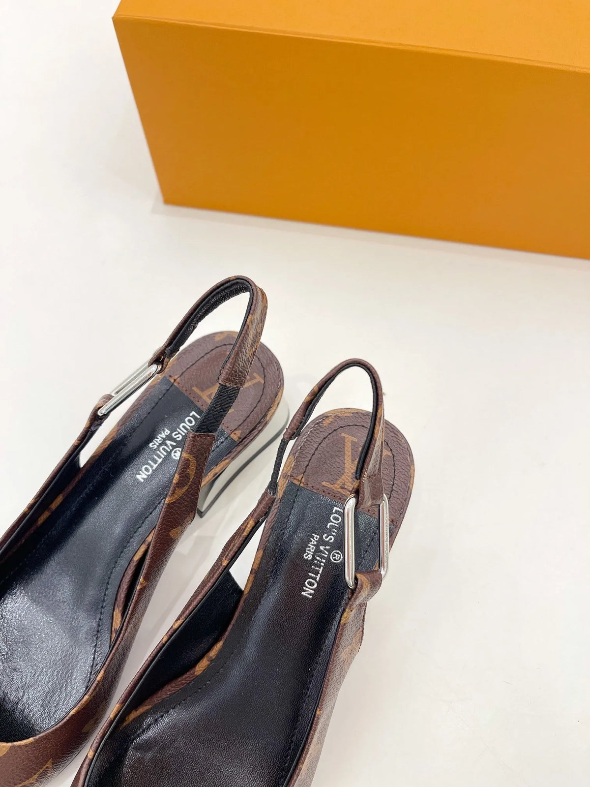 Magnetic Slingback Pump Brown O7239